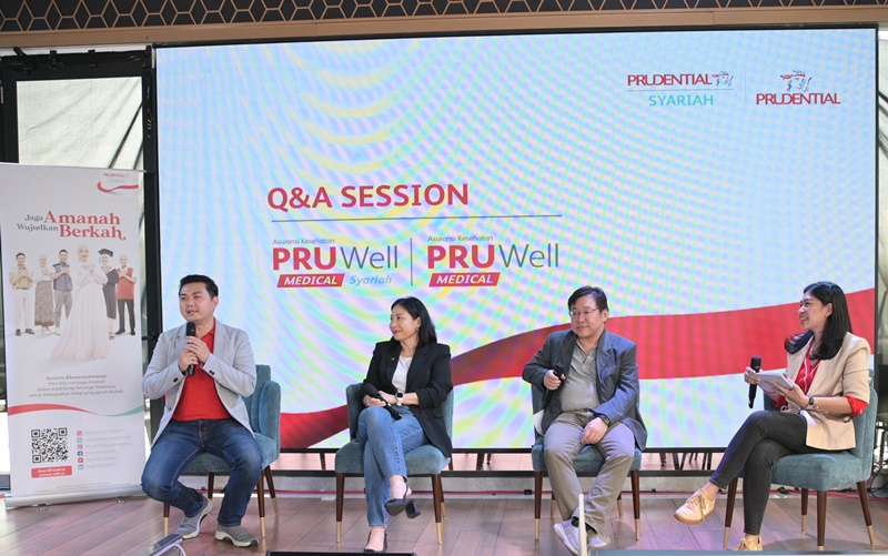 Dari kiri ke kanan: Junaedy Aries Wijaya, Head of Product Design Prudential Indonesia, Karin Zulkarnaen, Chief Customer and Marketing Officer Prudential Indonesia, dan Paul Setio Kartono, Chief Financial Officer Prudential Syariah saat Press Conference peluncuran PRUWell Medical dan PRUWell Medical Syariah. Foto Istimewa.