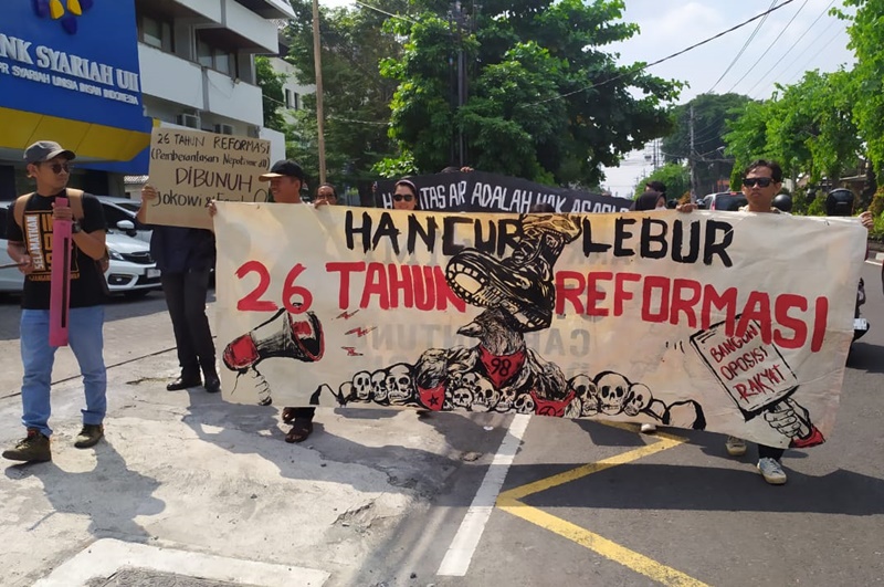 Jurnalis, praktisi media komunitas, akademisi, dan elemen masyarakat sipil di Yogyakarta yang tergabung dalam Forum Penyelamat Media dan Demokrasi (FPMD) mendesak DPR RI batalkan RUU Penyiaran. Foto AJI Yogyakarta.