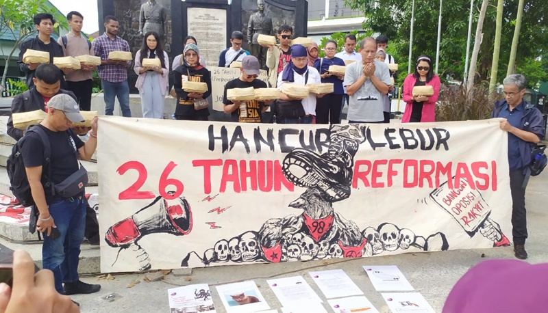 Jurnalis, praktisi media komunitas, akademisi, dan elemen masyarakat sipil di Yogyakarta yang tergabung dalam Forum Penyelamat Media dan Demokrasi (FPMD) mendesak DPR RI batalkan RUU Penyiaran. Foto AJI Yogyakarta.