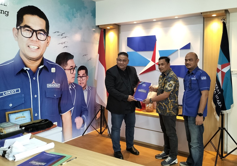 Teguh Santosa daftar sebagai bakalc cagubsu pada Pilgubsu 2024 ke Partai Demokrat. Foto Istimewa.