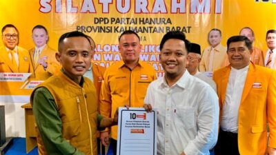 Sekretaris Tim Penjaringan, Penetapan dan Pemenangan Pilkada 2024 Partai Hanura Kalimantan Barat, Suib bersama Theo Bernadhi. Foto Istimewa.