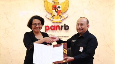 Sekretaris Jenderal Kemendikbudristek, Suharti menyerahkan naskah soal seleksi CASN 2024 dan PPPK kepada Plt. Deputi Bidang SDM Aparatur Kementerian PANRB Abdul Hakim. Foto menpan.go.id.