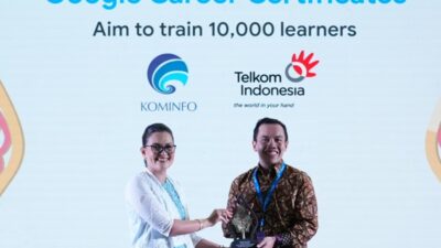 Direktur Digital Business Telkom Fajrin Rasyid menerima cenderamata dari Direktur Hubungan Pemerintahan dan Kebijakan Publik Google Indonesia Putri Alam dalam kerja sama Telkom-Google Beasiswa GCC Program DTS. Foto Istimewa.