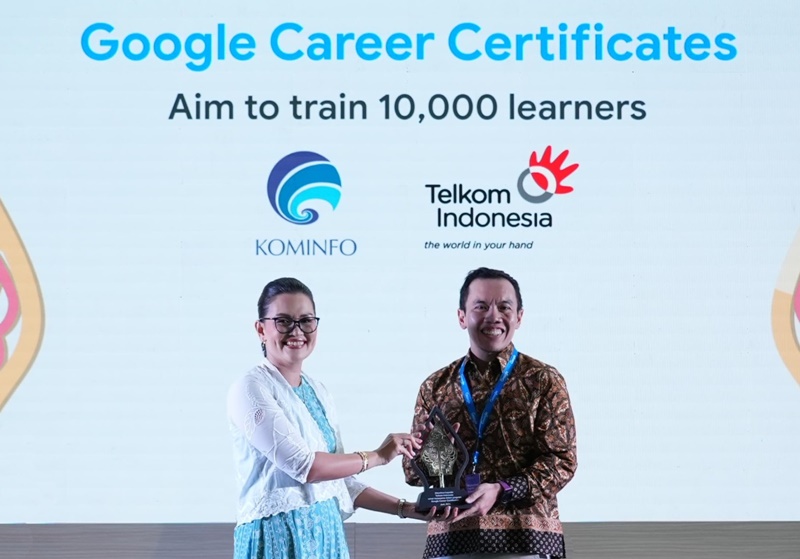 Direktur Digital Business Telkom Fajrin Rasyid menerima cenderamata dari Direktur Hubungan Pemerintahan dan Kebijakan Publik Google Indonesia Putri Alam dalam kerja sama Telkom-Google Beasiswa GCC Program DTS. Foto Istimewa.