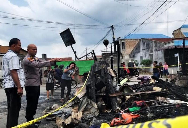 Plh. Kapolres Tanah Karo, AKBP Oloan Siahaan saat meninjau lokasi kebakaran rumah wartawan Sempurna Pasaribu pada Kamis, 27 Juni 2024, yang menewaskannya empat orang. Foto Istimewa.