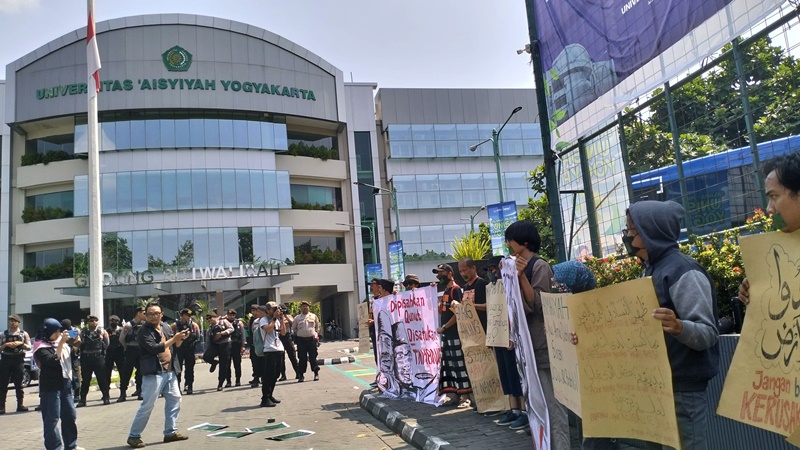 Lintas NGO Jogja menggelar aksi mendesak Muhammadiyah berani menolak konsesi tambang di lokasi Konsilidasi Nasional Muhammadiyah, Kampus UNISA, pada Sabtu, 27 Juli 2024. Foto Istimewa.