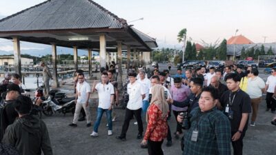 Menparekraf/Kabaparekraf Sandiaga Salahuddin Uno saat meninjau Pelabuhan Perikanan Nusantara (PPN) Pengambengan di Jembrana, Bali, yang direncanakan akan diubah menjadi destinasi wisata bahari. Foto kemenparekraf.go.id.