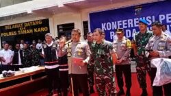 Kapolda Sumatera Utara Komjen Agung Setya Imam Effendi bersama Pangdam I/Bukit Barisan Mayjen TNI Mochammad Hasan memberikan keterangan pers penangkapan dua tersangka eksekutor pembakar rumah wartawan Sempurna Pasaribu, di Mapolres Tanah Karo, pada Senin, 8 Juli 2024. Foto Rienews.com.