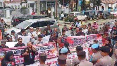 Massa mendatangi DPRD dan Polres Karo pada Kamis, 11 Juli 2024, menuntut keadilan atas pembunuhan wartawan Sempurna Pasaribu beserta istri, anak dan cucunya dengan cara rumahnya dibakar. Foto Rienews.com.