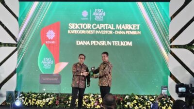 Presiden Direktur Dana Pensiun Telkom, Abdul Hadi (kanan) saat menerima ESG Award 2024 (Environmental, Social, and Governance) KEHATI di Sektor Capital Market dengan kategori Best Investor Dana Pensiun di Jakarta. Foto Istimewa.