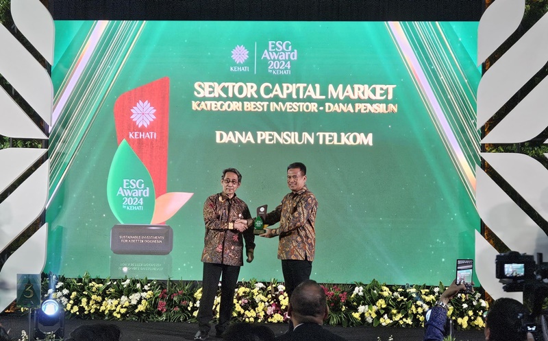 Presiden Direktur Dana Pensiun Telkom, Abdul Hadi (kanan) saat menerima ESG Award 2024 (Environmental, Social, and Governance) KEHATI di Sektor Capital Market dengan kategori Best Investor Dana Pensiun di Jakarta. Foto Istimewa.