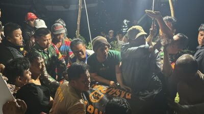 Evakuasi terhadap korban Encon Haloho Kepala Desa Soping Ujung Seribu, Kecamatan Silima Huta, Kabupaten Simalungun, kendaraan terjun ke Danau Toba, di kawasan Desa Tongging, Merek, Kabupaten Karo. Foto Istimewa.