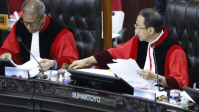 Ketua Mahkamah Konstitusi Suhartoyo dan Hakim Konstitusi Saldi Isra di sidang pembacaan Putusan Nomor 60/PUU-XXII/2024, soal persyaratan ambang batas (threshold) parpol atau gabungan parpol mencalonkan kepala daerah, pada Selasa, 20 Agustus 2024. Foto mkri.id/Bayu.