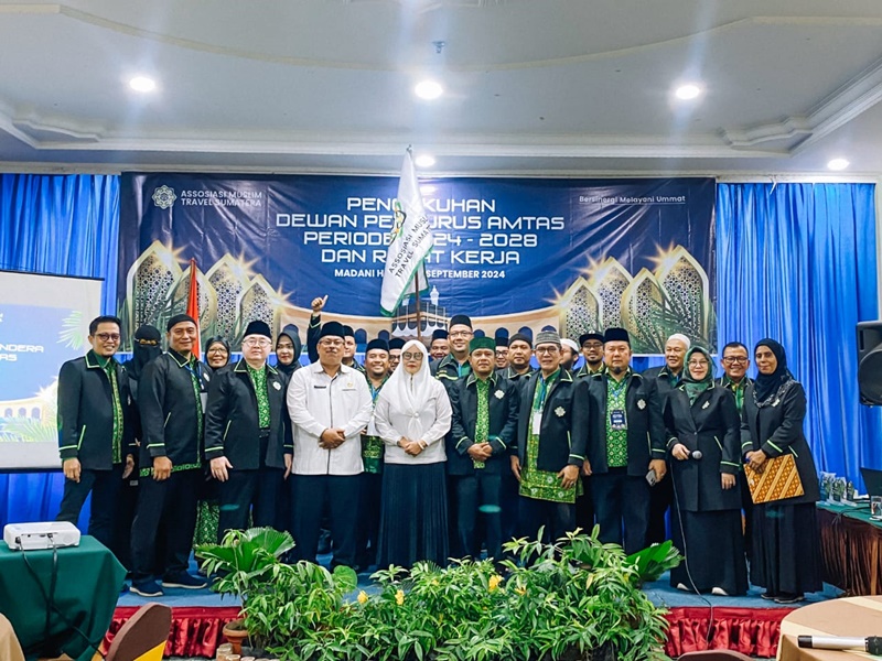 Pengukuhan pengurus Asosiasi Muslim Travel Sumatera (AMTAS) periode 2024-2028. Foto Istimewa.