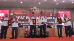 KPU Karo menggelar rapat pleno pengundian nomor urut tiga paslon Pilbup Karo 2024. Foto Rienews.com.