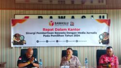 Koordinator Divisi Humas, Data Informasi Bawaslu Sumut, Saut Boangmanalu saat menggelar RDK Sinergi Pemberitaan dengan Jurnalis di Kantor Bawaslu Karo, Jumat, 27 September 2024. Foto Rienews.com.