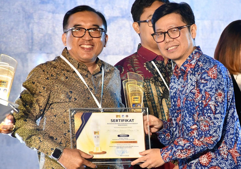 VP Corporate Communication Telkom Andri Herawan Sasoko menerima penghargaan Anugerah Media Humas (AMH) 2024 yang diselenggarakan Kementerian Komunikasi dan Informatika. Foto Istimewa.