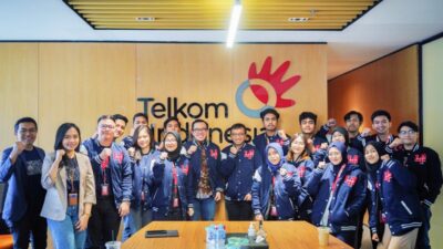 Direktur Digital Business Telkom Muhammad Fajrin Rasyid bersama peserta Digistar Class 2024. Foto Istimewa.