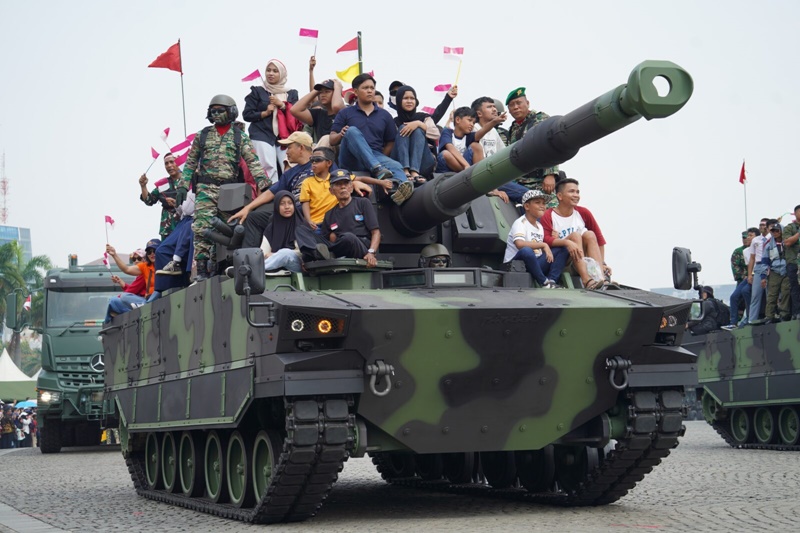 Puncak perayaan HUT TNI ke-79 yang digelar di kawasan Monas, Jakarta pada Sabtu, 5 Oktober 2024, mendapat antusiasme dari masyarakat. Foto tniad.mil.id.