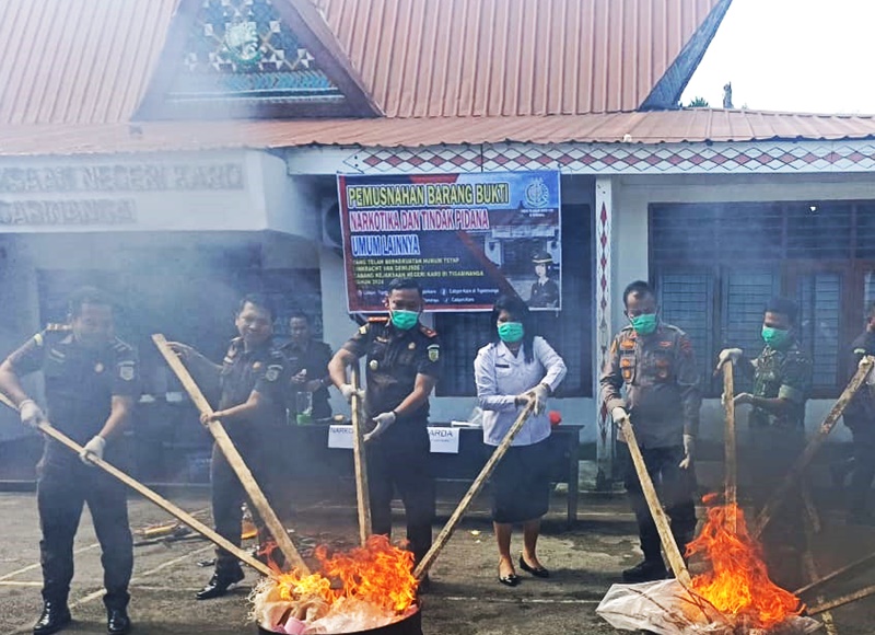 Kacabjari Tigabinanga, Kejari Karo, Sumatera Utara, memusnahakan bukti hasil tindak pidana narkotika dan tindak pidana umum hasil penyidikan Polsek Tiga Binanga. Foto Istimewa.