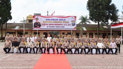 Kapolda Sumatera Utara Irjen Pol Whisnu Hermawan Februanto dan Waka Polda Sumut Brigjen Pol Rony Samtana berfoto bersama di halaman Polres Tanah Karo dalam kunjungan kerja pada Kamis, 10 Oktober 2024. Foto Rienews.com.