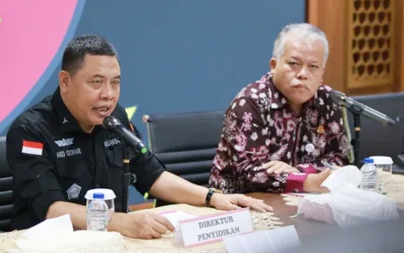 Dirdik Jampidsus Abdul Qohar dan Kasipenkum Kejagung Harli Siregar memberikan keterangan pers soal temuan uang tunai senilai hampir Rp1 triliun dan emas 51 Kg dari rumah ZR mantan pejabat MA dalam pengembangan penyidikan vonis bebas Ronald Tannur. Foto kejaksaan.go.id.