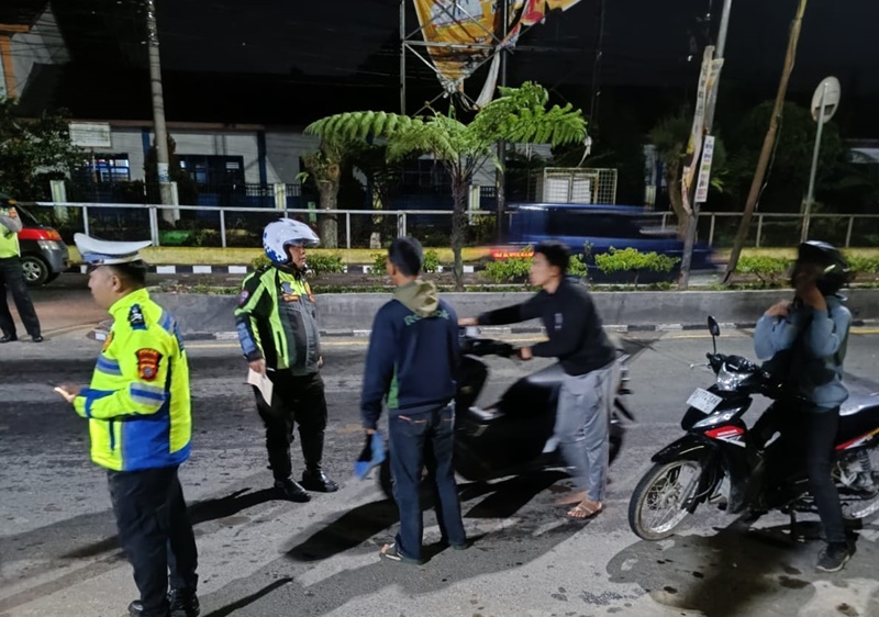 Polres Tanah Karo menggelar razia gabungan di Jalan Veteran, Kabanjahe, Kabupaten Karo, Sumatera Utara pada Sabtu malam, 5 Oktober 2024. Foto Rienews.com.