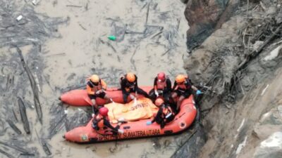 Proses evakuasi personel Tim SAR Medan yang tewas saat melaksanakan tugas pencarian dan pertolongan terhadap korban hanyut di sungai Lau Biang, Karo. Foto Istimewa.