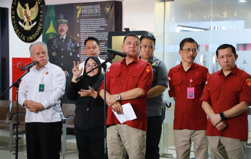 Direktur Penyidikan JAM Pidsus, Abdul Qohar bersama Kapuspenkum Kejagung, Harli Siregar memberikan keterangan pers terkait suap vonis bebas Ronald Tannur. Foto kejaksaan.go.id.