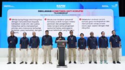 Direktur Utama Telkom Ririek Adriansyah (Tengah) beserta jajaran Direksi Telkom saat membacakan Deklarasi Komitmen Anti Korupsi pada agenda Rapat Pimpinan TelkomGroup di Jakarta, Kamis, 14 November 2024. Foto Istimewa.