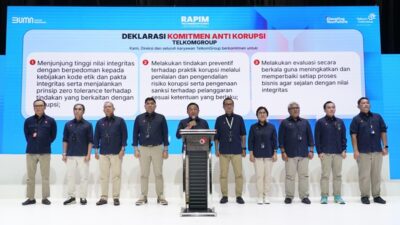 Direktur Utama Telkom Ririek Adriansyah (Tengah) beserta jajaran Direksi Telkom saat membacakan Deklarasi Komitmen Anti Korupsi pada agenda Rapat Pimpinan TelkomGroup di Jakarta, Kamis, 14 November 2024. Foto Istimewa.