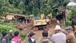 Upaya penanganan dampak longsor di Karo, Sumatera Utara, yang terjadi pada Sabtu malam, 23 November 2024. Foto Rienews.com.