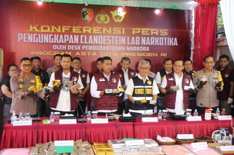 Konferensi pers pengungkapan lokasi pertama dan terbesar produksi narkoba hashish yang berada di kawasan Jimbaran, Bali. Foto humas.polri.go.id.