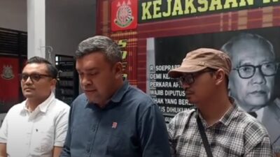 Penyerahan tiga tersangka pembunuh wartawan Sempurna Pasaribu ke Kejari Karo.