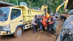 Tim SAR gabungan mengevakuasi korban tewas dalam bencana longsor di Desa Semangat Gunung, Kecamatan Merdeka, Kabupaten Karo, Sumatera Utara. Foto Istimewa.