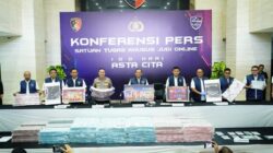 Wakabareskrim Polri Irjen Asep Edi Suheri yang juga Wakasatgas Penanggulangan Judi Online Polri memperlihatkan barang bukti hasil pemberantasan judol skala internasional. Foto humaspolri.go.id.