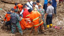 Korban longsor Karo kini bertambah menjadi sembilan orang meninggal dunia, seluruhnya ditemukan di lokasi longsor Desa Semangat Gunung, Kecamatan Merdeka, Kabupaten Karo, Sumatera Utara. Foto Istimewa.