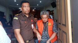 Terdakwa Bebas Ginting alias Bulang saat meninggalkan ruang sidang PN Kabanjahe usai dihadirkan di sidang perdana pembunuhan wartawan Sempurna Pasaribu. Foto Rienews.com.