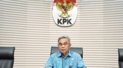 Ketua KPK Setyo Budiyanto mengumumkan Sekjen PDIP Hasto Kristiyanto sebagai tersangka. Foto kpk.go.id.Ketua KPK Setyo Budiyanto pada Selasa, 24 Desember 2024, mengumumkan Sekjen PDIP Hasto Kristiyanto sebagai tersangka. Foto kpk.go.id.