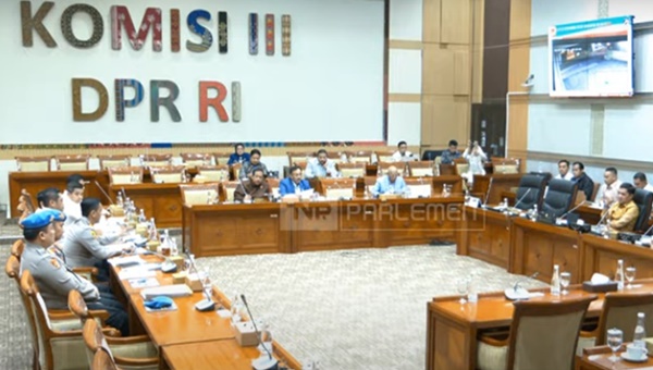 Komisi III DPR RI menmggelar RDP dengan Kapolrestabes Semarang Kombes Pol Irwan Anwar dalam kasus penembakan siswa di Kota Semarang oleh Aipda RZ. Foto tangkap layar tvrparlemen.dpr.go.id.