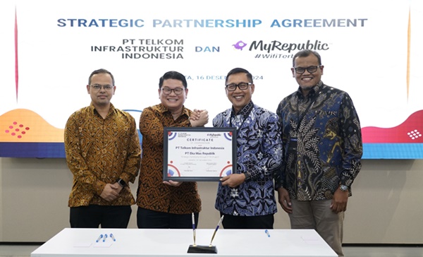 Kiri ke kanan: Chief Technology Officer PT MyRepublic Hendra Gunawan, Chief Executive Officer MyRepublic, Timotius Max Sulaiman, Direktur Utama PT Telkom Infrastruktur Indonesia (TIF), I Ketut Budi Utama, dan Direktur Planning & Operations PT TIF, Suharyoto, usai penandatanganan perjanjian kerja sama layanan FTTH.