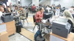 Suasana petugas registrasi permohonan sengketa Pilkada 2024 di Gedung Mahkamah Konstitusi.Foto Humas/Ilham WM.