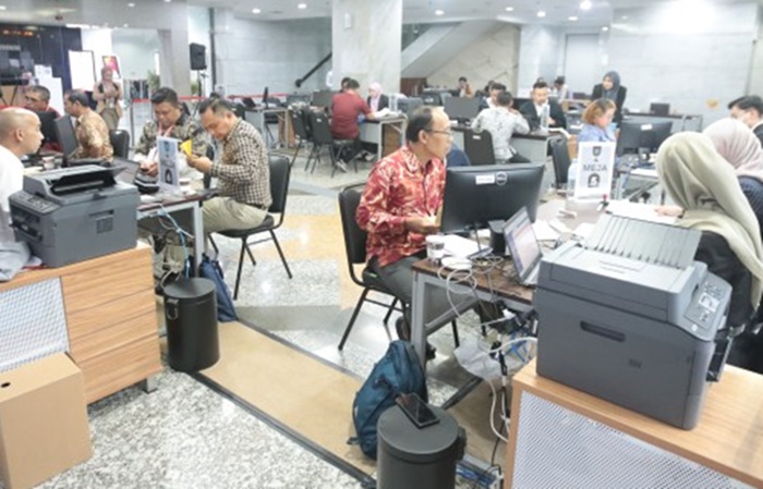 Suasana petugas registrasi permohonan sengketa Pilkada 2024 di Gedung Mahkamah Konstitusi.Foto Humas/Ilham WM.