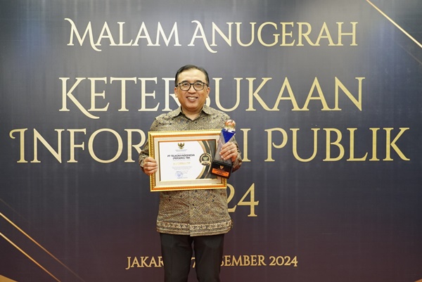 VP Corporate Communication PT Telkom Indonesia, Andri Herawan Sasoko di acara Malam Anugerah Keterbukaan Informasi Publik Tahun 2024 yang digelar Komisi Informasi Pusat (KIP) di Ballroom Hotel Movenpick, Jakarta Pusat, Selasa, 17 Desember 2024.