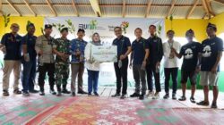 EVP Telkom Regional I Sumatera, Dwi Pratomo Juniarto (6 dari kanan) bersama Kepala Dinas Lingkungan Hidup Pemkab Deli Serdang, Elinasari Nasution, serta perwakilan instansi setempat saat aksi tanam 5.000 bibit mangrove di Desa Tanjung Rejo, Kecamatan Percut Sei Tuan, Kabupaten Deli Serdang, Sumatera Utara, pada Selasa, 17 Desember 2024.