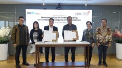 Penandatanganan kerja sama Telkom dan IBM dihadiri Executive Chairman IBM Indonesia Omar Sjawaldy Anwar, President Director IBM Indonesia Roy Kosasih, Direktur Strategic Portfolio Telkom Budi Setyawan Wijaya, Direktur Enterprise & Business Service FM Venusiana R, dan EVP Digital Business & Technology Komang Budi Aryasa, beberapa waktu yang lalu.