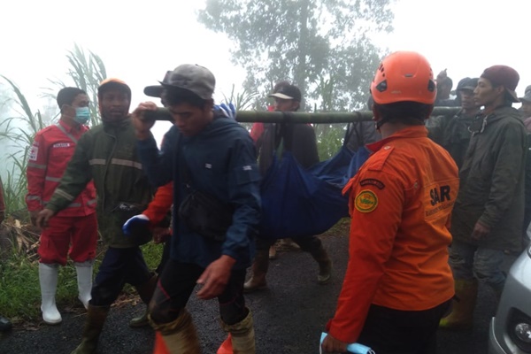 Longsor di Desa Kasimpar, Pekalongan, tim evakuasi menemukan 17 korban meninggal dunia.