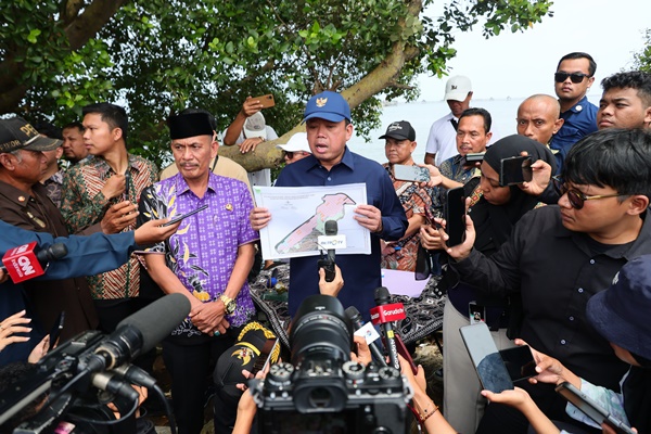 Menteri ATR/BPN Nusron Wahid membatalkan SHGB dan SHM di wilayah pagar laut Desa Kohod, Kabupaten Tangerang, Provinsi Banten.