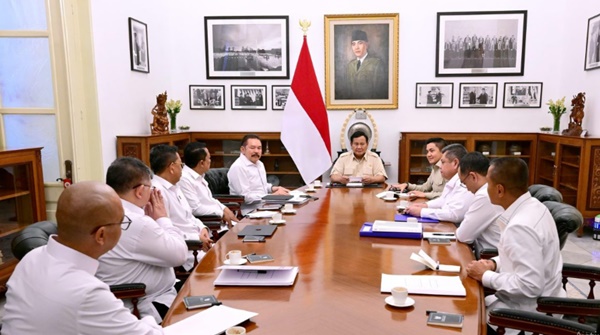 Presiden Prabowo Subianto memanggil Jaksa Agung beserta seluruh Jaksa Agung Muda, Kepala PPATK dan Kepala BPKP ke Istana Merdeka, Jakarta, pada Senin, 13 Januari 2025. Foto: BPMI Setpres/Muchlis Jr.