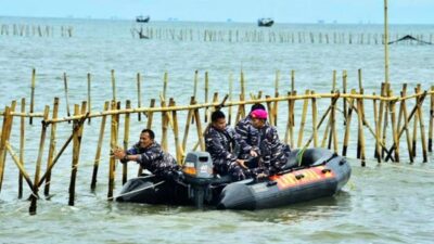 Prajurit TNI AL membongkar pagar laut di Tangerang sepanjang 30 Kilometer. Foto TNI AL.